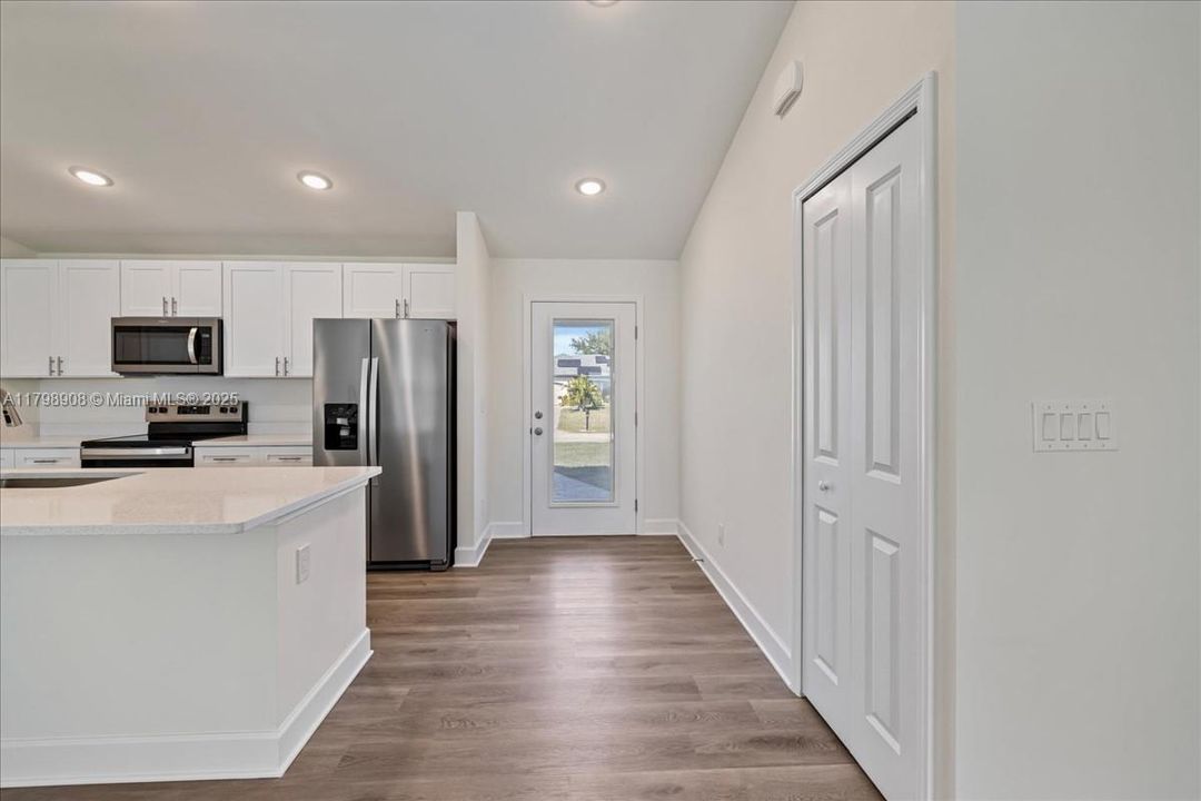 合同活跃: $437,990 (4 贝兹, 3 浴室, 1767 平方英尺)