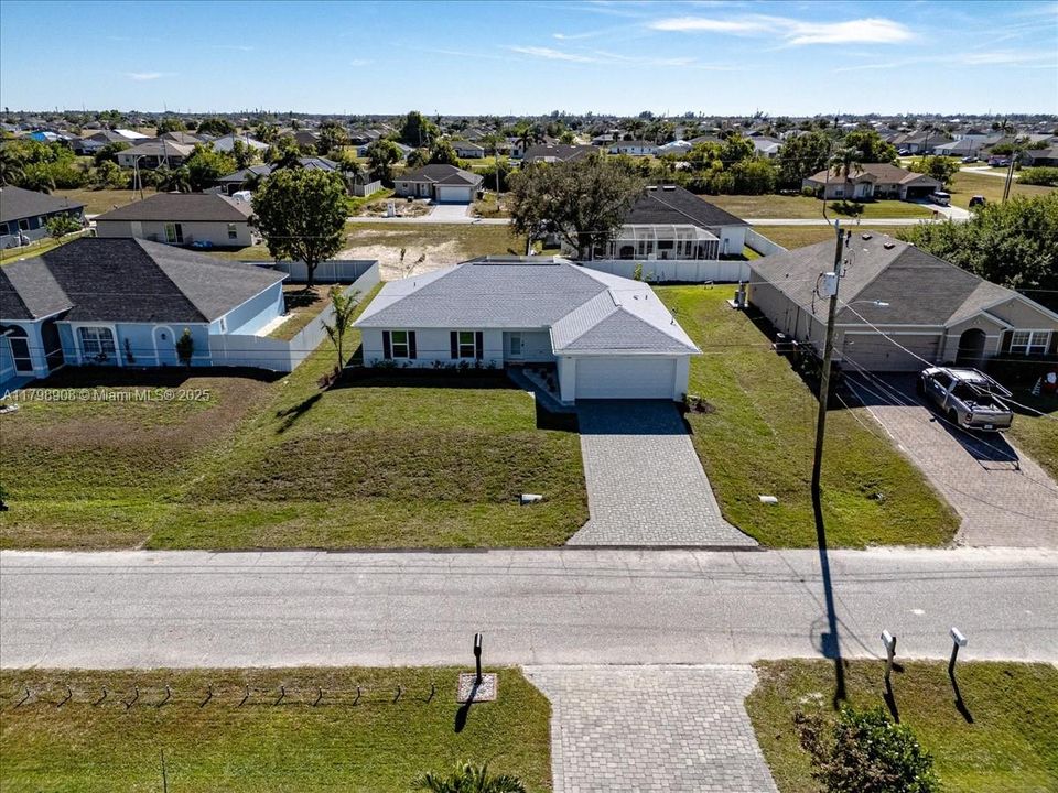 合同活跃: $437,990 (4 贝兹, 3 浴室, 1767 平方英尺)