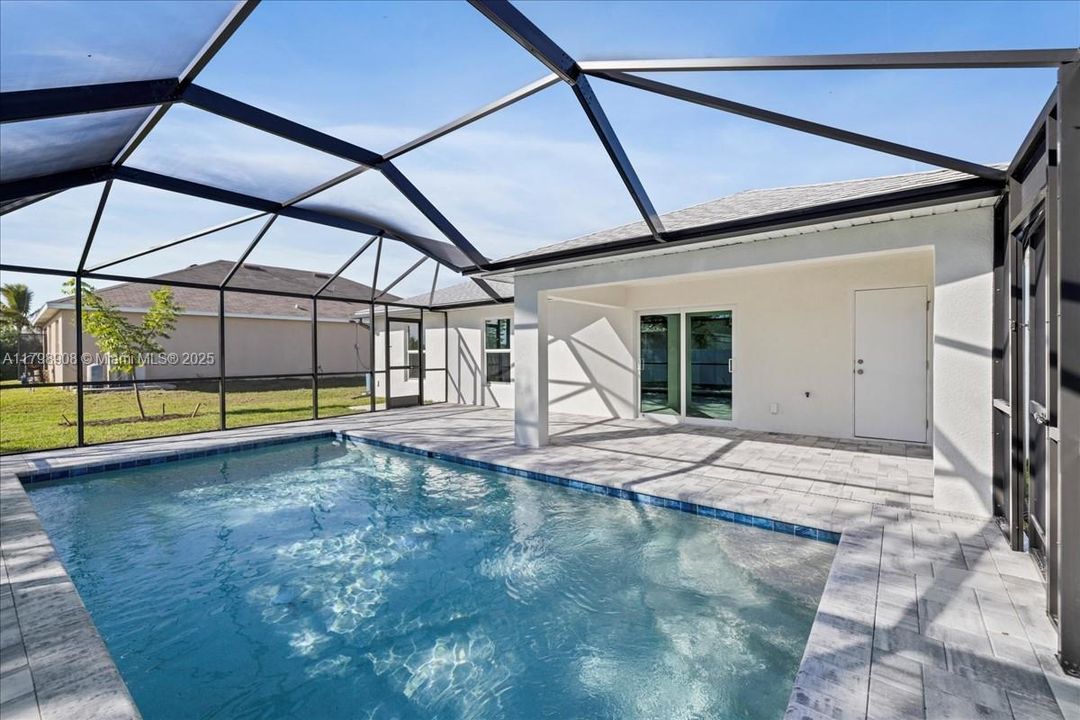 合同活跃: $437,990 (4 贝兹, 3 浴室, 1767 平方英尺)