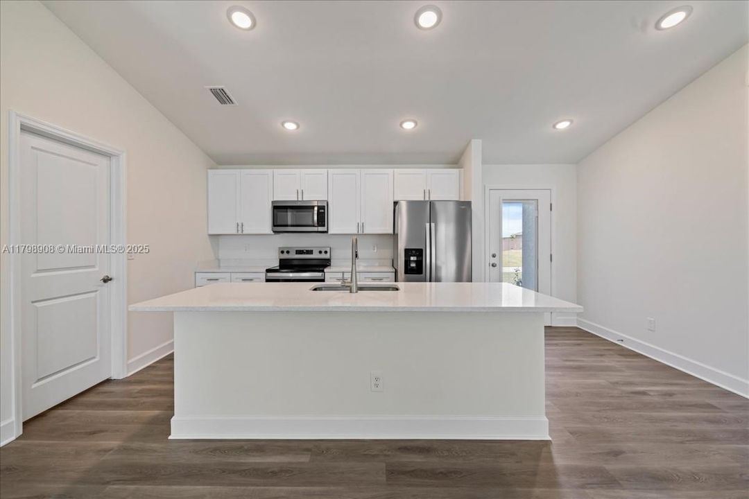 合同活跃: $437,990 (4 贝兹, 3 浴室, 1767 平方英尺)