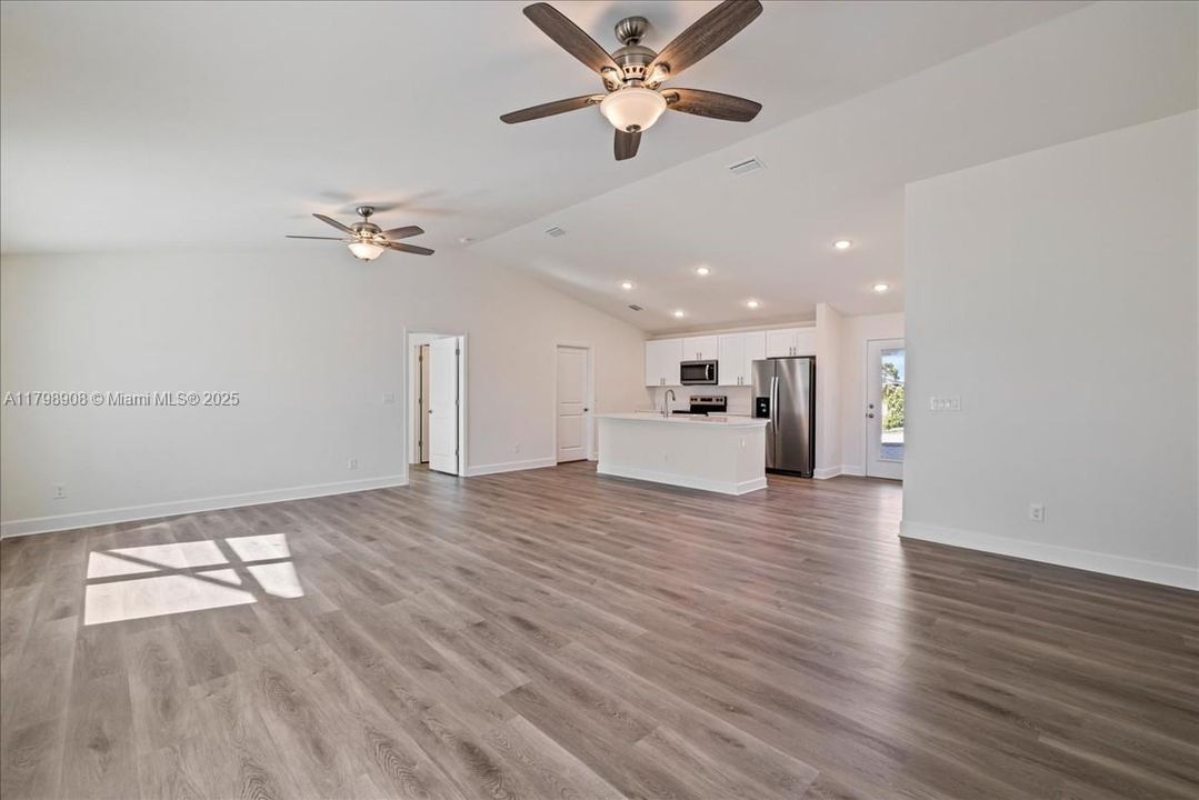 合同活跃: $437,990 (4 贝兹, 3 浴室, 1767 平方英尺)