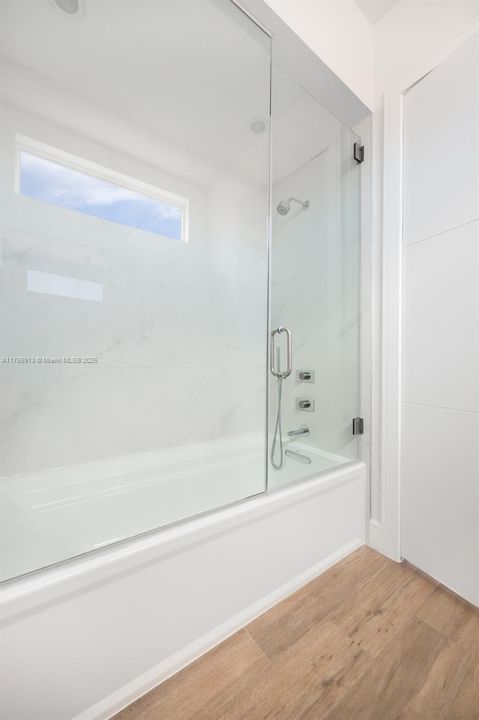 最近售出: $2,450,000 (4 贝兹, 3 浴室, 3407 平方英尺)