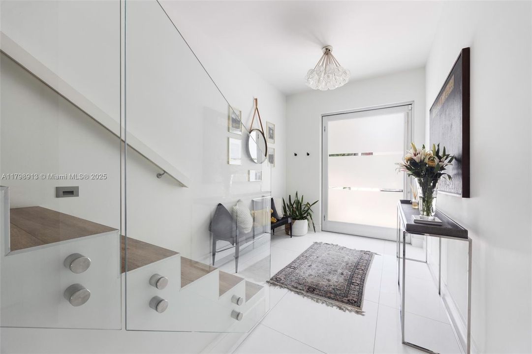 最近售出: $2,450,000 (4 贝兹, 3 浴室, 3407 平方英尺)