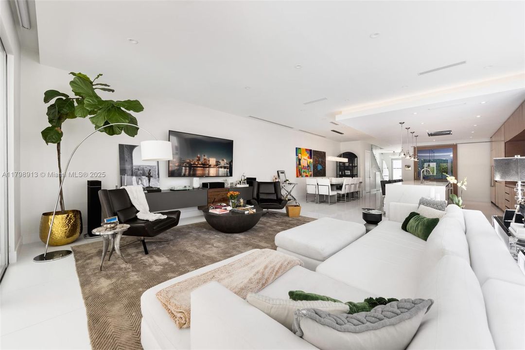 最近售出: $2,450,000 (4 贝兹, 3 浴室, 3407 平方英尺)