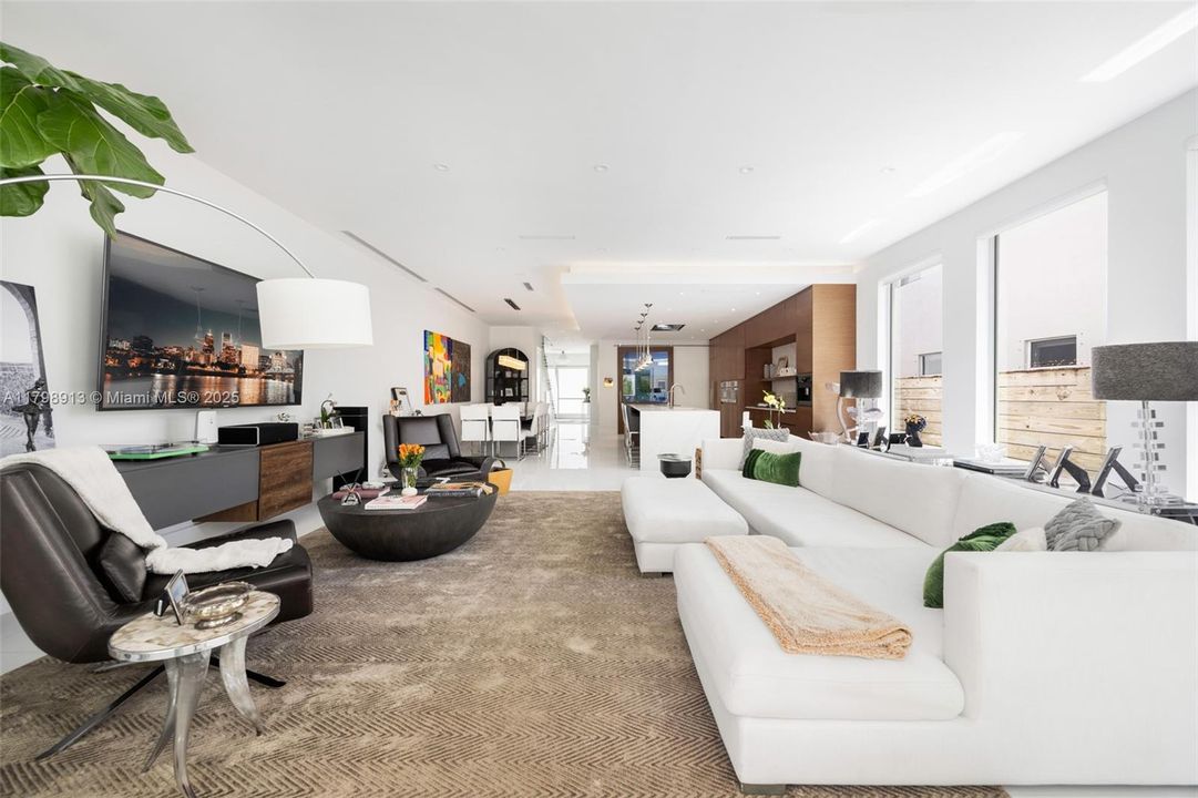 最近售出: $2,450,000 (4 贝兹, 3 浴室, 3407 平方英尺)