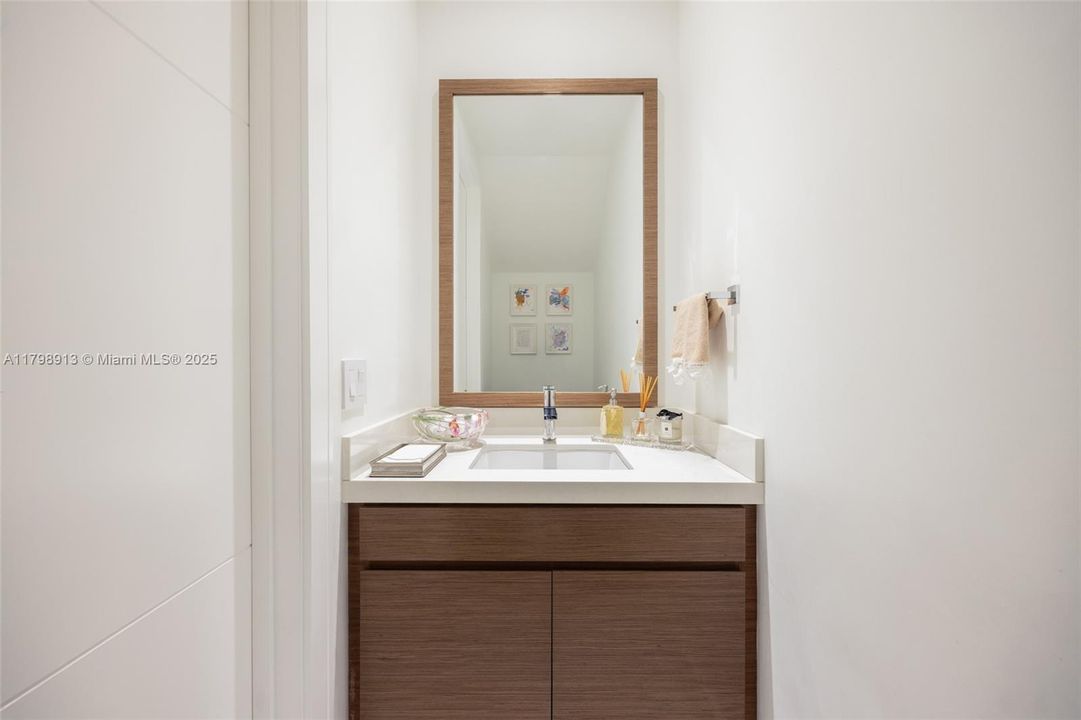 最近售出: $2,450,000 (4 贝兹, 3 浴室, 3407 平方英尺)