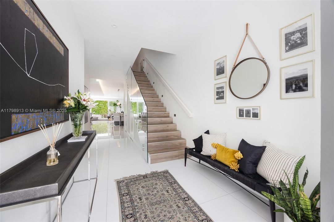 最近售出: $2,450,000 (4 贝兹, 3 浴室, 3407 平方英尺)