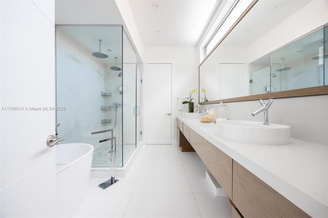 最近售出: $2,450,000 (4 贝兹, 3 浴室, 3407 平方英尺)