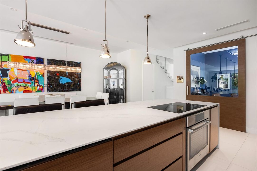 最近售出: $2,450,000 (4 贝兹, 3 浴室, 3407 平方英尺)