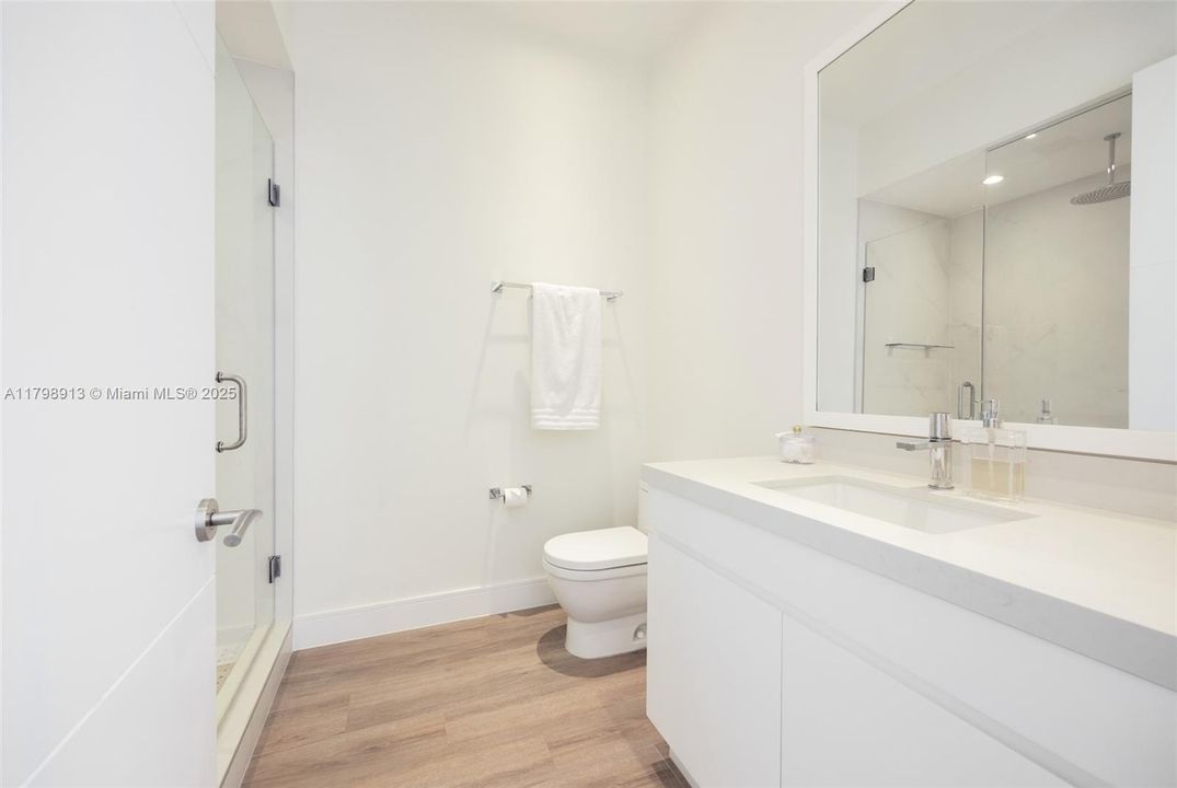 最近售出: $2,450,000 (4 贝兹, 3 浴室, 3407 平方英尺)