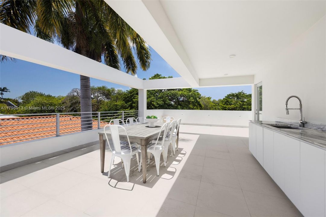 最近售出: $2,450,000 (4 贝兹, 3 浴室, 3407 平方英尺)