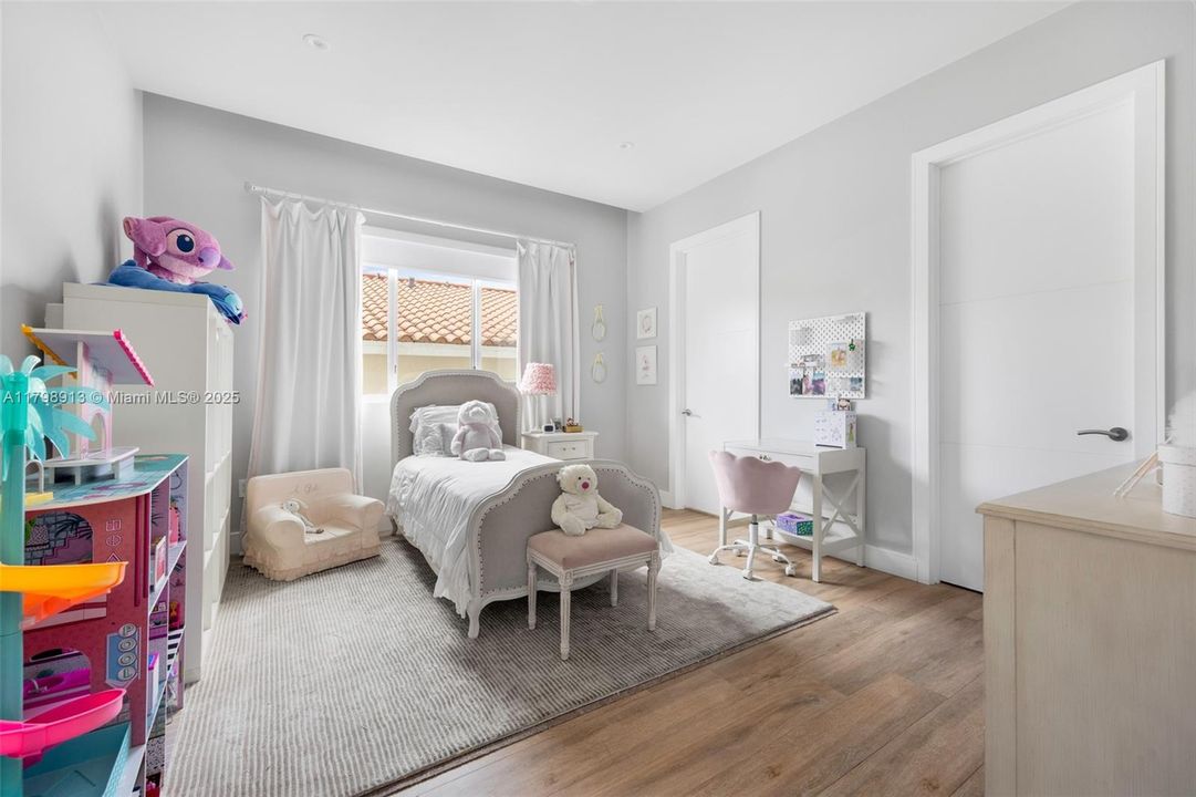 最近售出: $2,450,000 (4 贝兹, 3 浴室, 3407 平方英尺)