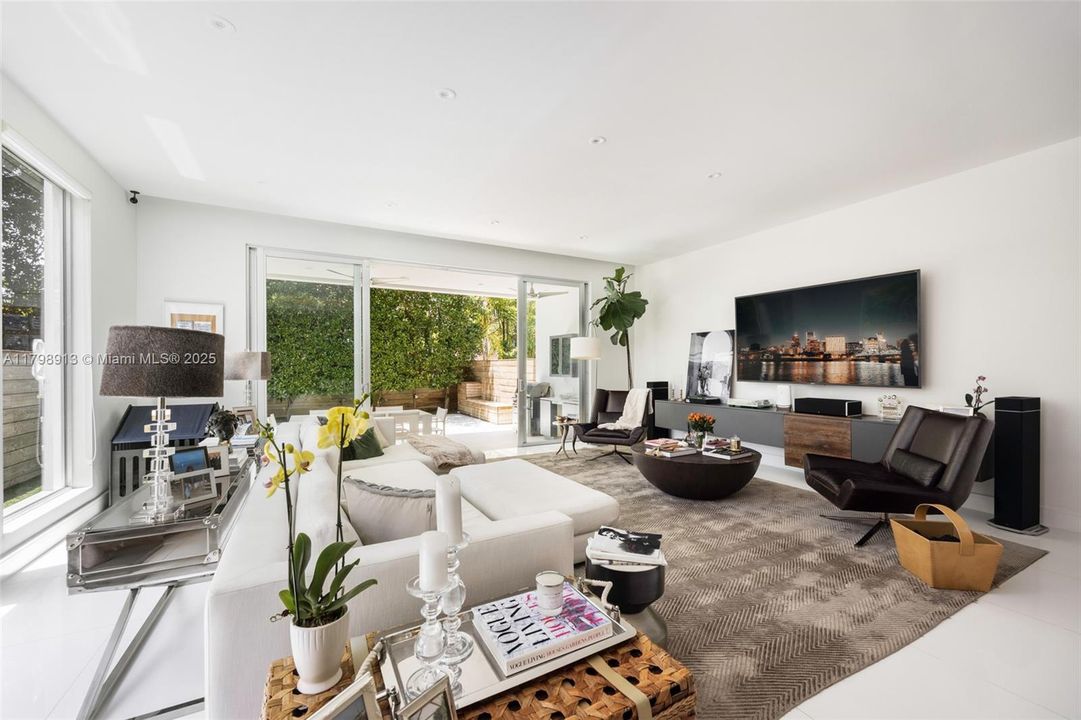 最近售出: $2,450,000 (4 贝兹, 3 浴室, 3407 平方英尺)