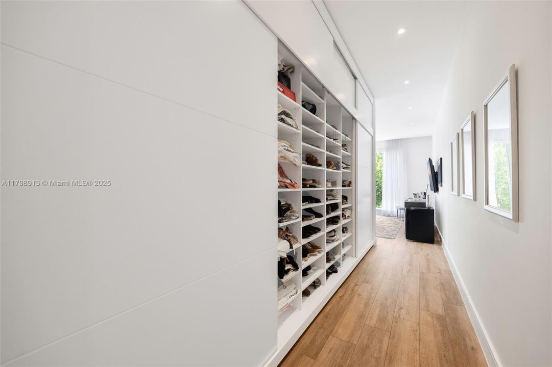 最近售出: $2,450,000 (4 贝兹, 3 浴室, 3407 平方英尺)