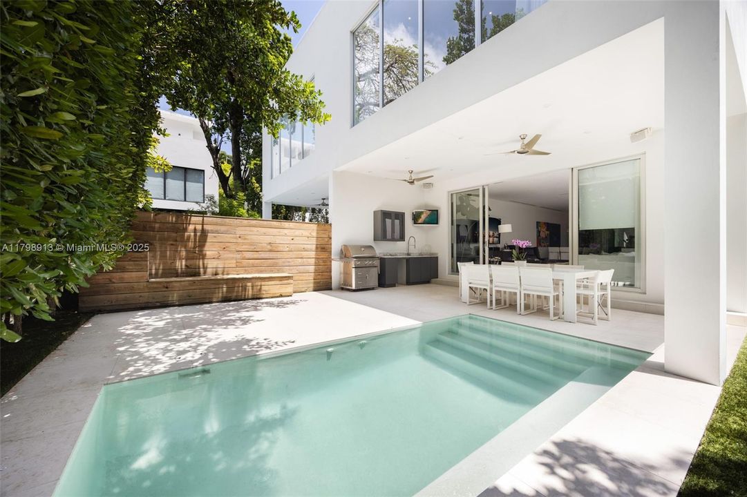 最近售出: $2,450,000 (4 贝兹, 3 浴室, 3407 平方英尺)