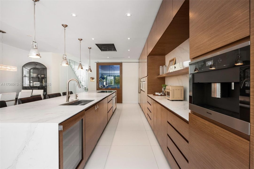 最近售出: $2,450,000 (4 贝兹, 3 浴室, 3407 平方英尺)