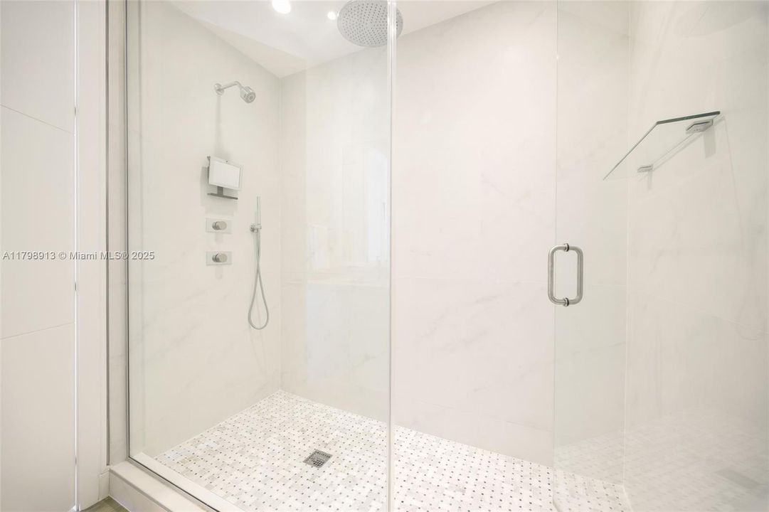 最近售出: $2,450,000 (4 贝兹, 3 浴室, 3407 平方英尺)