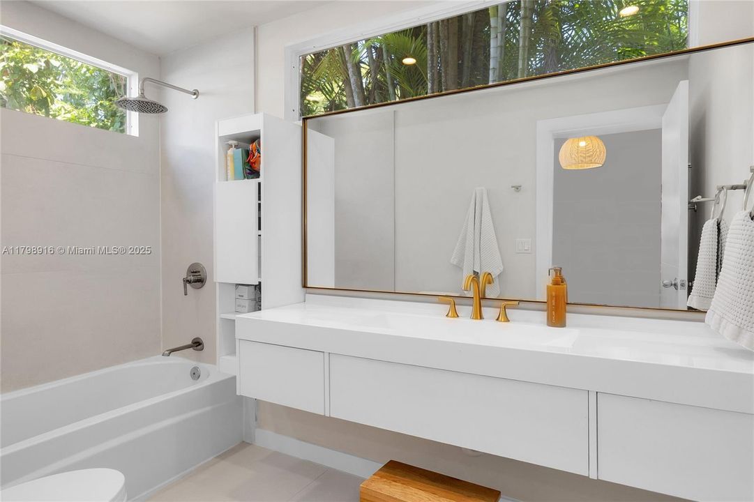 Недавно продано: $2,495,000 (3 спален, 4 ванн, 2076 Квадратных фут)