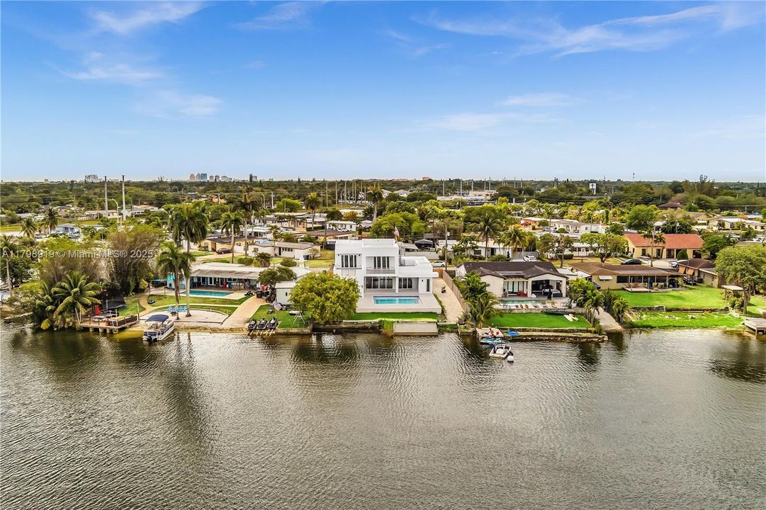 Под контрактом: $2,150,000 (5 спален, 7 ванн, 0 Квадратных фут)