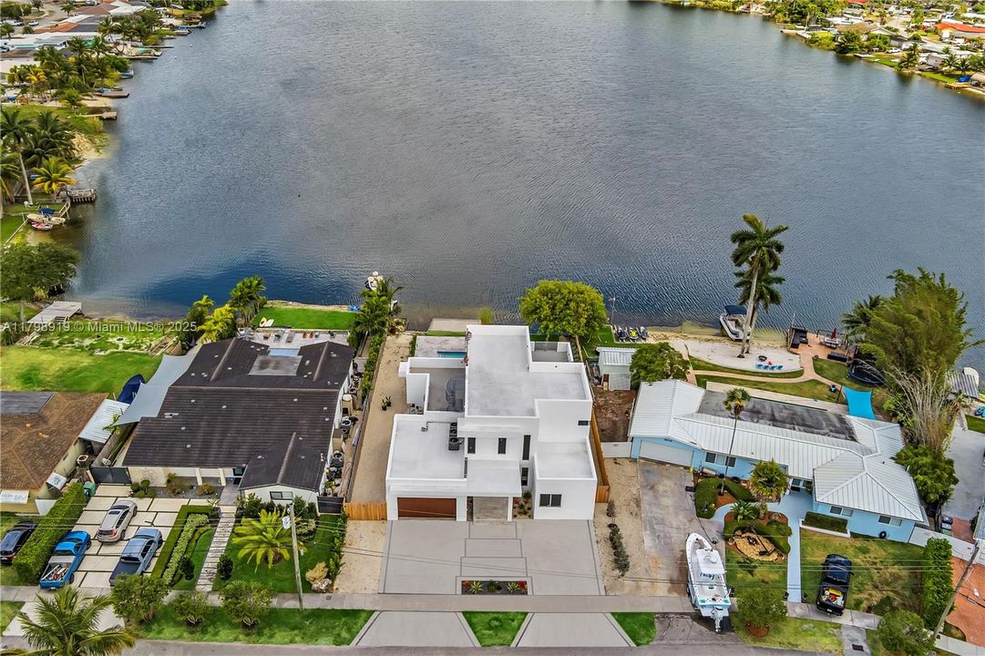 Под контрактом: $2,150,000 (5 спален, 7 ванн, 0 Квадратных фут)