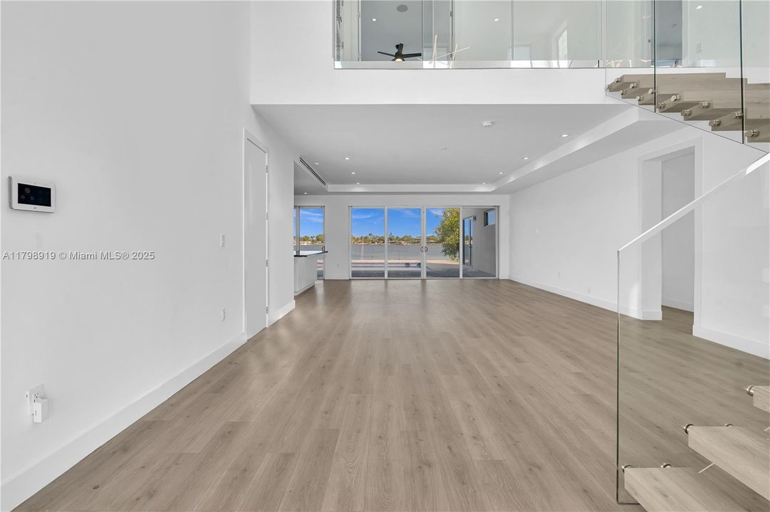 Под контрактом: $2,150,000 (5 спален, 7 ванн, 0 Квадратных фут)