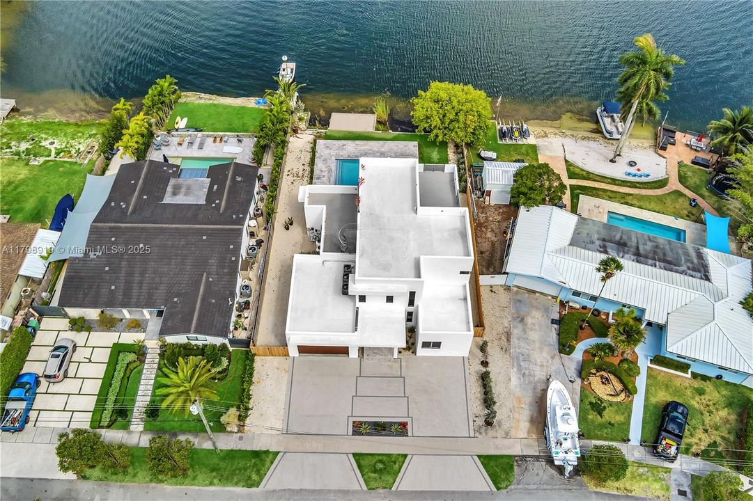 Под контрактом: $2,150,000 (5 спален, 7 ванн, 0 Квадратных фут)