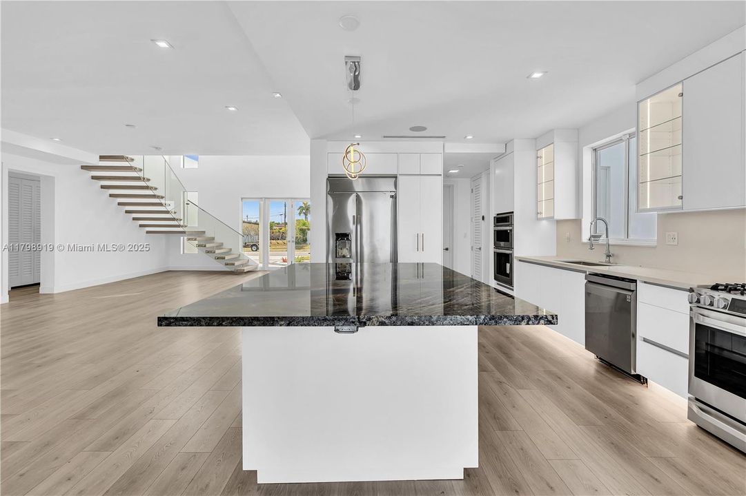 Под контрактом: $2,150,000 (5 спален, 7 ванн, 0 Квадратных фут)