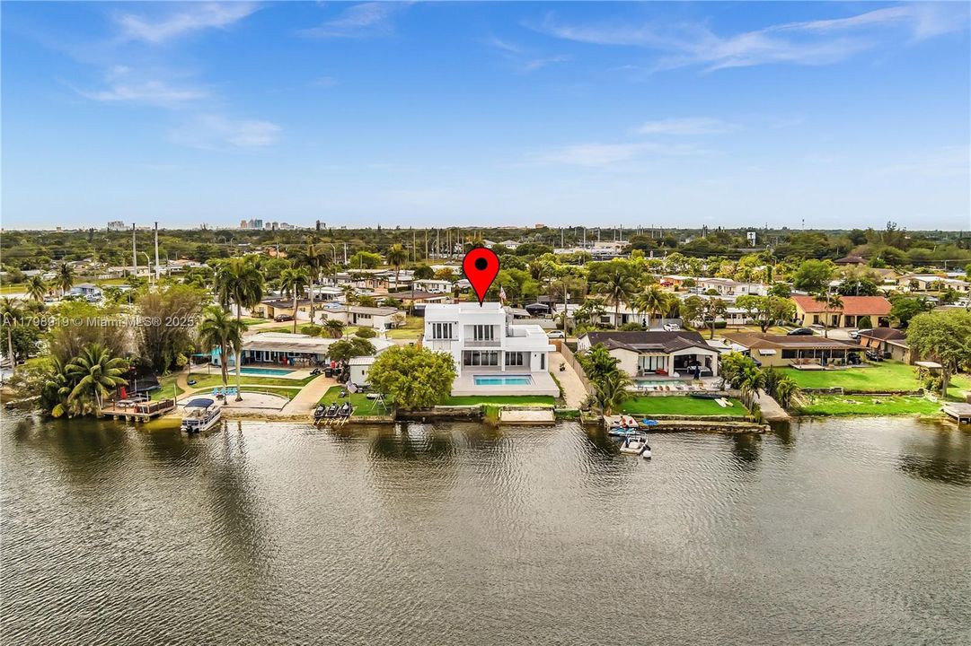 Под контрактом: $2,150,000 (5 спален, 7 ванн, 0 Квадратных фут)