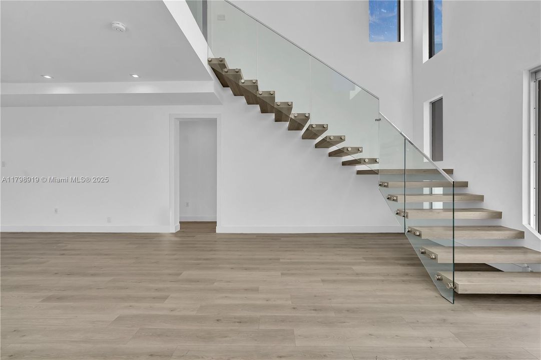 Под контрактом: $2,150,000 (5 спален, 7 ванн, 0 Квадратных фут)