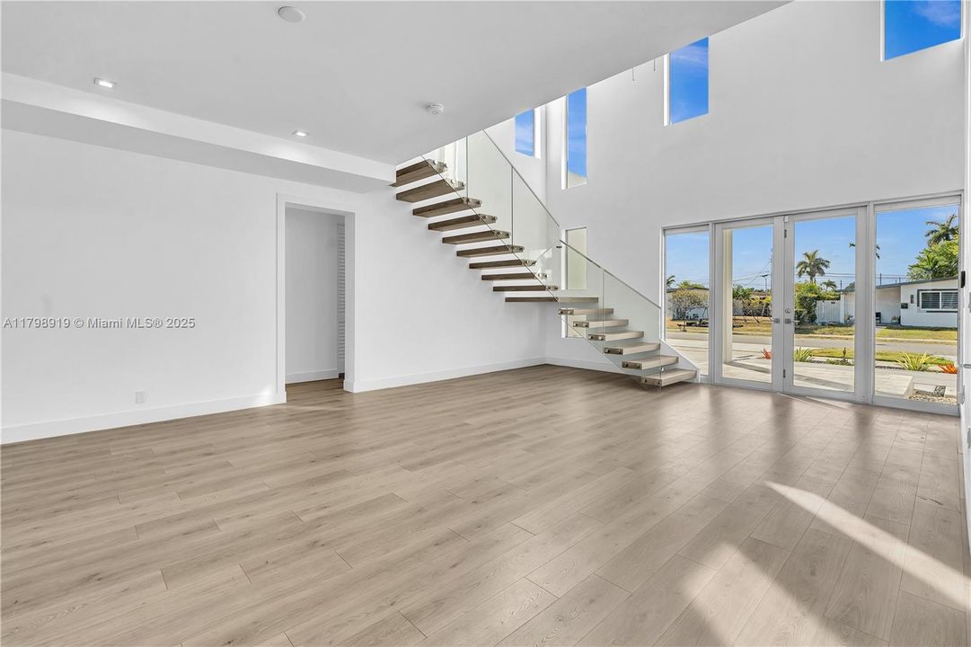 Под контрактом: $2,150,000 (5 спален, 7 ванн, 0 Квадратных фут)