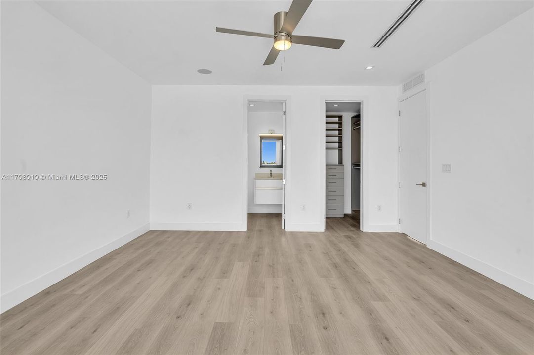 Под контрактом: $2,150,000 (5 спален, 7 ванн, 0 Квадратных фут)