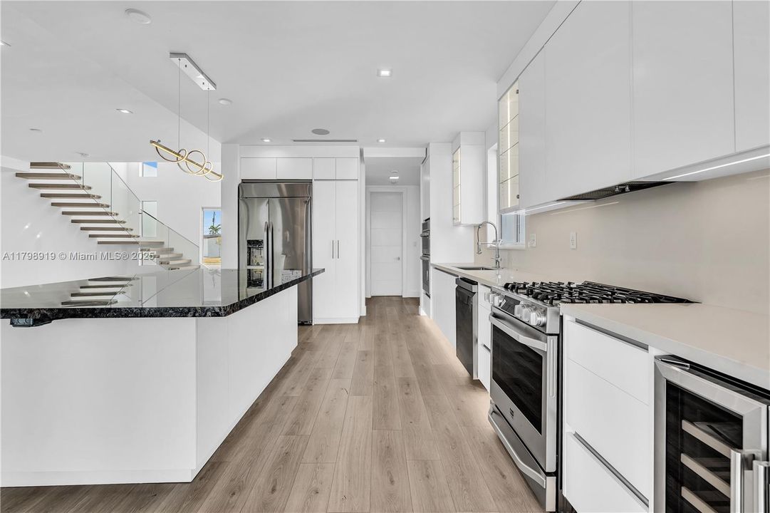 Под контрактом: $2,150,000 (5 спален, 7 ванн, 0 Квадратных фут)