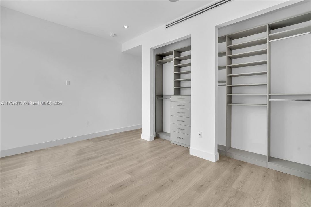 Под контрактом: $2,150,000 (5 спален, 7 ванн, 0 Квадратных фут)