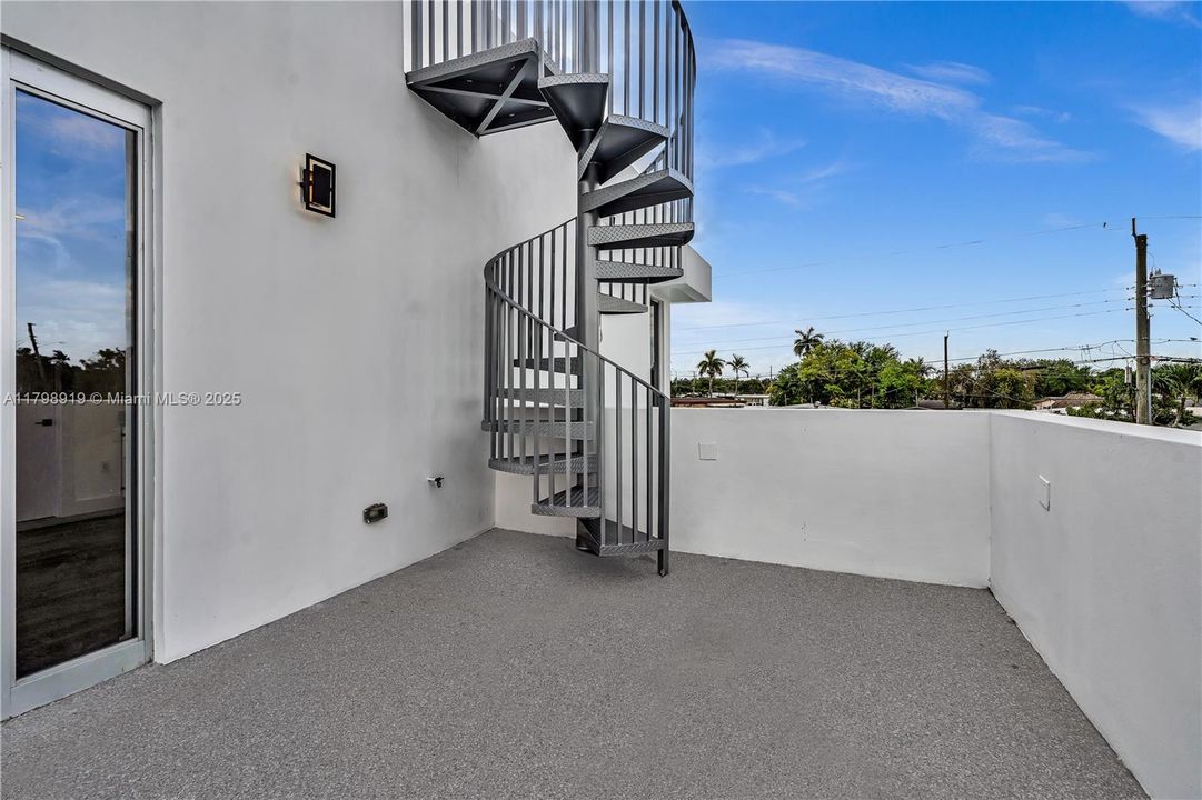 Под контрактом: $2,150,000 (5 спален, 7 ванн, 0 Квадратных фут)