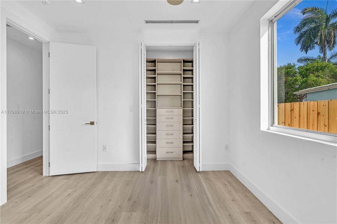 Под контрактом: $2,150,000 (5 спален, 7 ванн, 0 Квадратных фут)