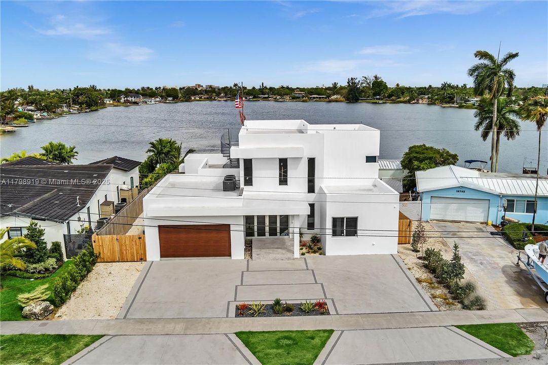 Под контрактом: $2,150,000 (5 спален, 7 ванн, 0 Квадратных фут)