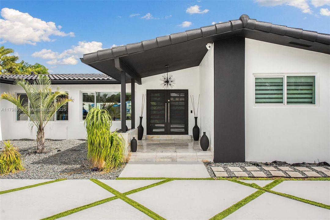 For Sale: $2,995,000 (3 beds, 2 baths, 2167 Square Feet)