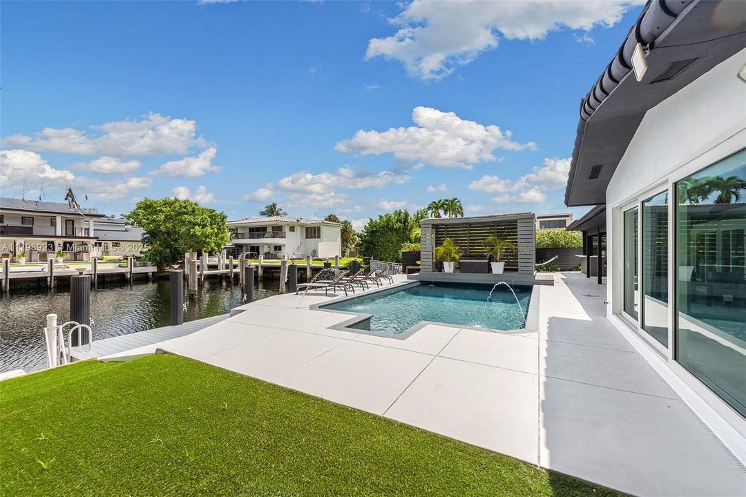 For Sale: $2,995,000 (3 beds, 2 baths, 2167 Square Feet)