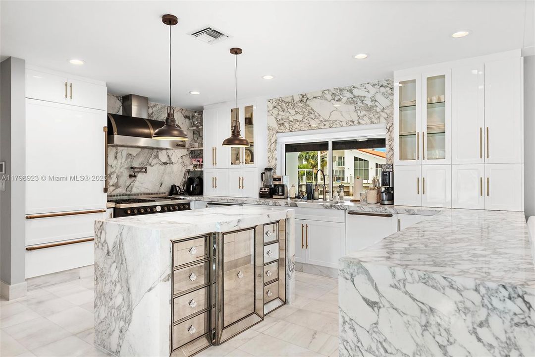 For Sale: $2,995,000 (3 beds, 2 baths, 2167 Square Feet)
