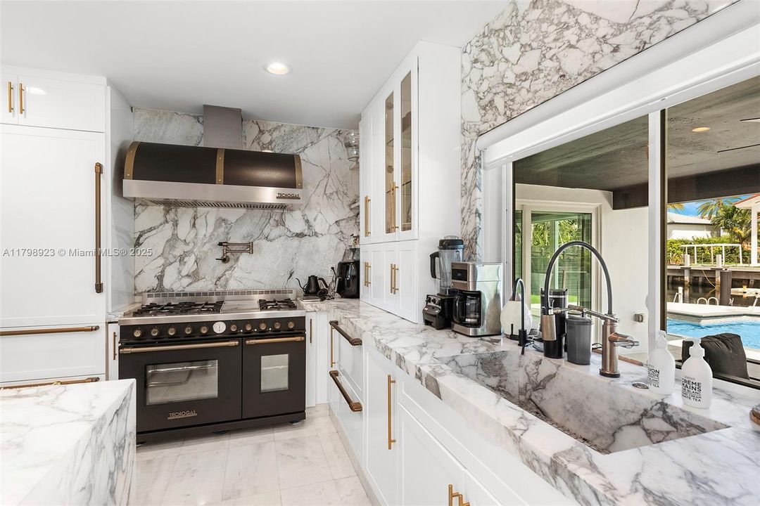 For Sale: $2,995,000 (3 beds, 2 baths, 2167 Square Feet)