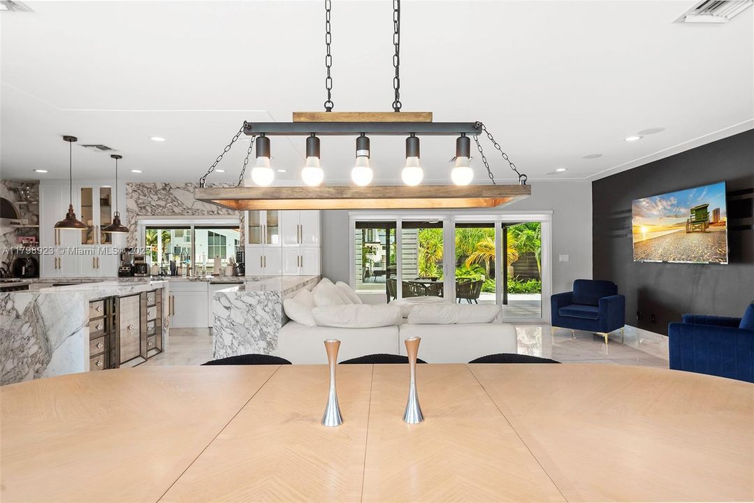 For Sale: $2,995,000 (3 beds, 2 baths, 2167 Square Feet)