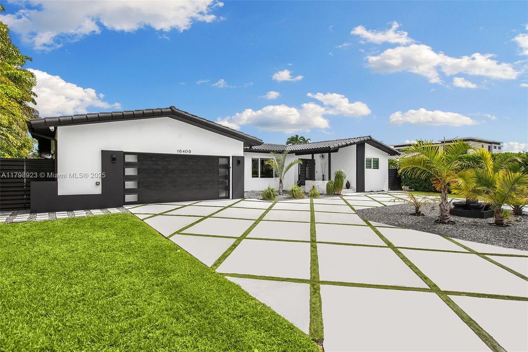 For Sale: $2,995,000 (3 beds, 2 baths, 2167 Square Feet)