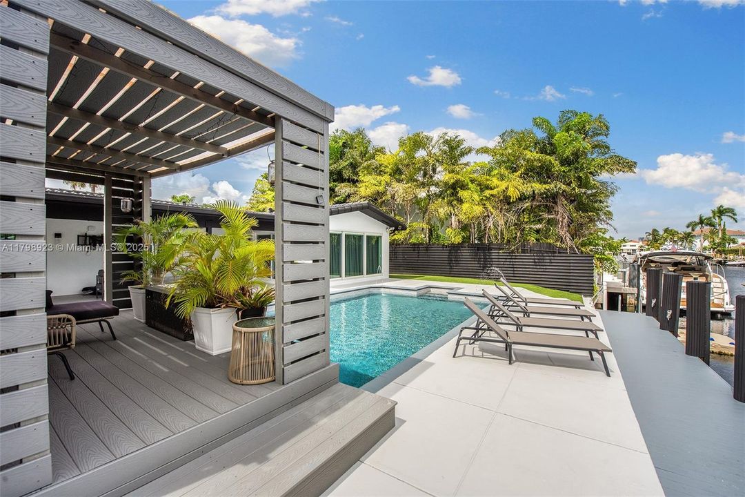 For Sale: $2,995,000 (3 beds, 2 baths, 2167 Square Feet)