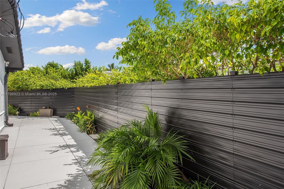 For Sale: $2,995,000 (3 beds, 2 baths, 2167 Square Feet)