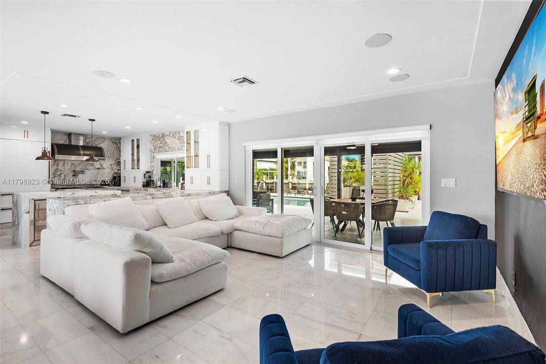 For Sale: $2,995,000 (3 beds, 2 baths, 2167 Square Feet)