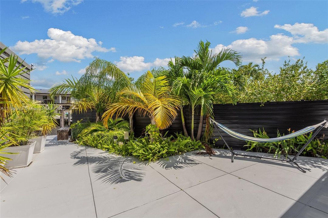 For Sale: $2,995,000 (3 beds, 2 baths, 2167 Square Feet)