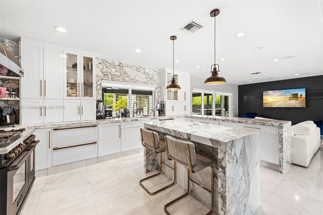 For Sale: $2,995,000 (3 beds, 2 baths, 2167 Square Feet)