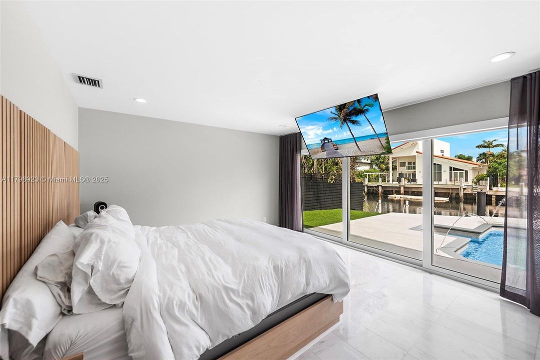 For Sale: $2,995,000 (3 beds, 2 baths, 2167 Square Feet)