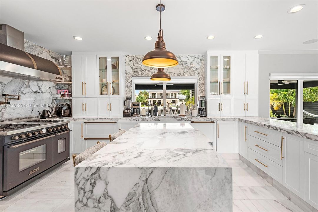 For Sale: $2,995,000 (3 beds, 2 baths, 2167 Square Feet)