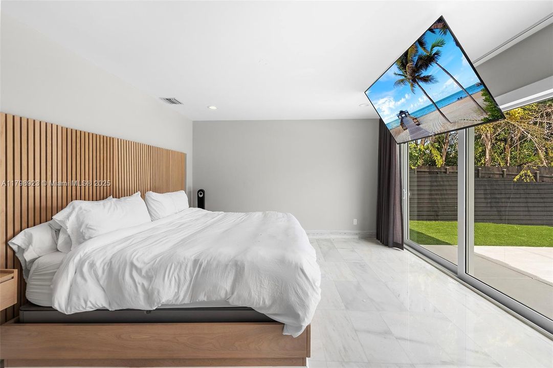 For Sale: $2,995,000 (3 beds, 2 baths, 2167 Square Feet)